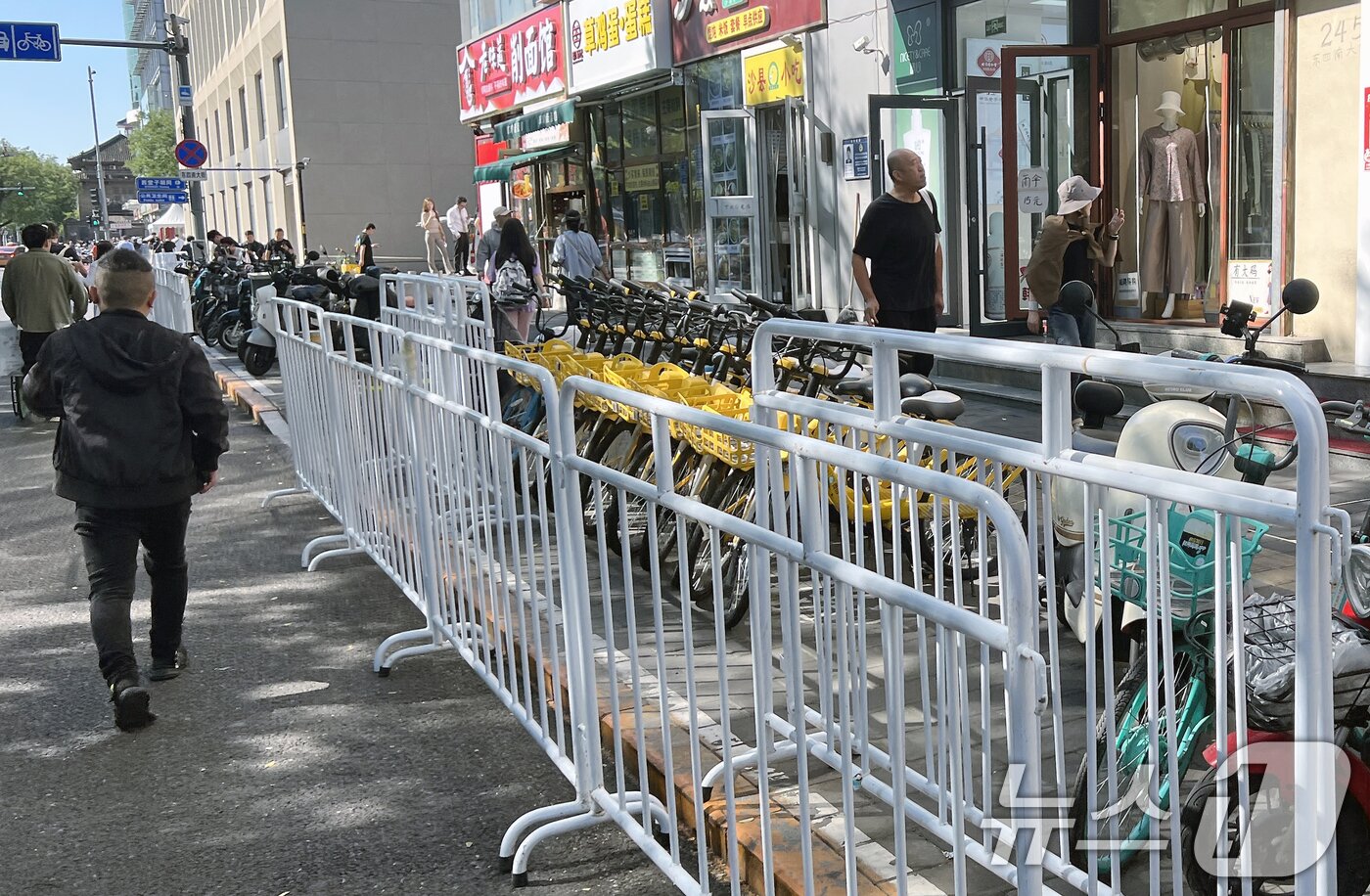 본문 이미지 - 중국의 항일전쟁 및 세계 반파시스트 전쟁&#40;제2차 세계대전&#41; 승리 80주년&#40;전승절&#41; 기념 열병식을 이틀 앞둔 1일 오전 중국 베이징 도심 곳곳에 안전 펜스가 설치되어 있다. 2025.9.1/뉴스1 ⓒ News1 박정호 기자