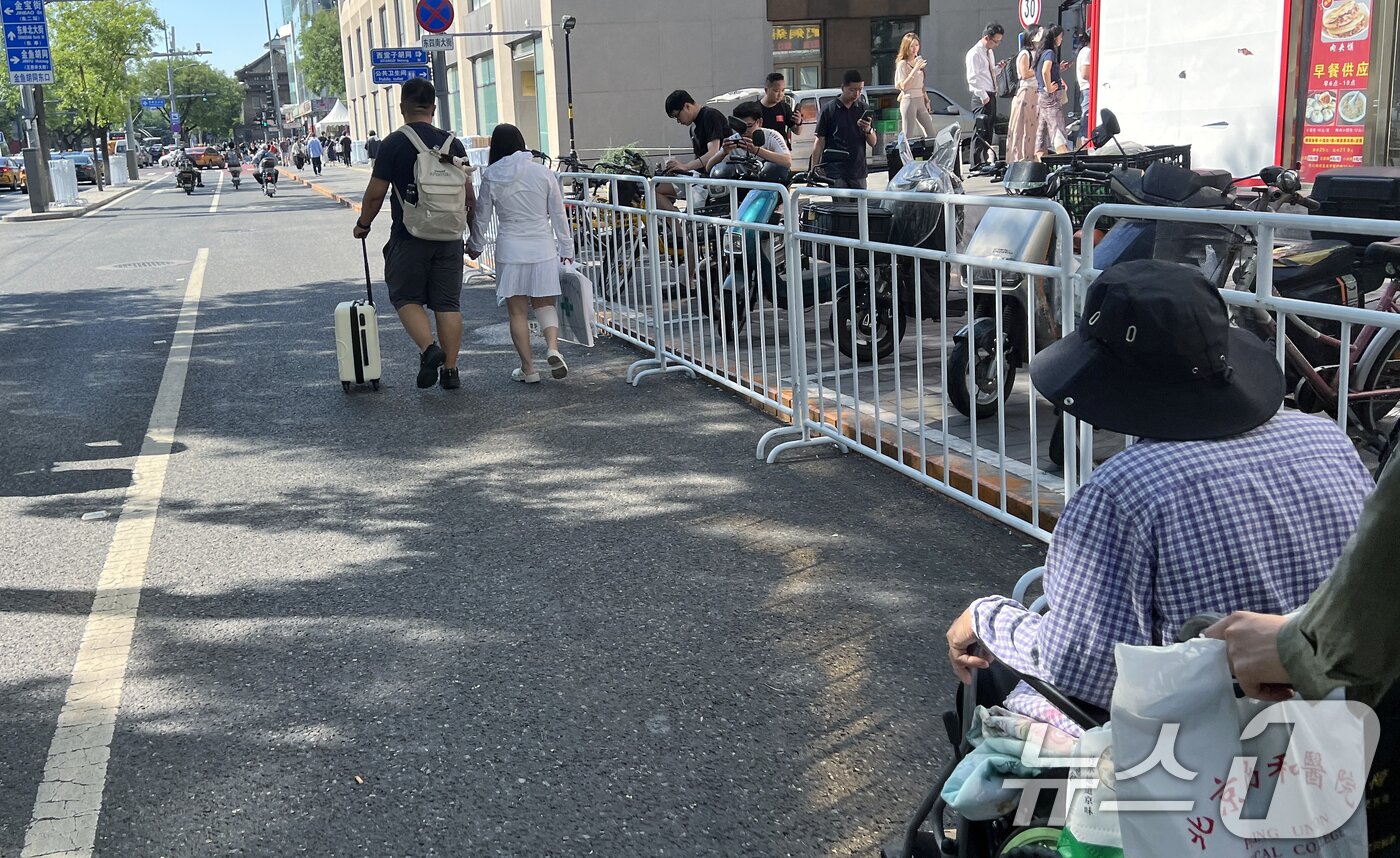 본문 이미지 - 중국의 항일전쟁 및 세계 반파시스트 전쟁&#40;제2차 세계대전&#41; 승리 80주년&#40;전승절&#41; 기념 열병식을 이틀 앞둔 1일 오전 중국 베이징 도심 곳곳에 안전 펜스가 설치되어 있다. 2025.9.1/뉴스1 ⓒ News1 박정호 기자