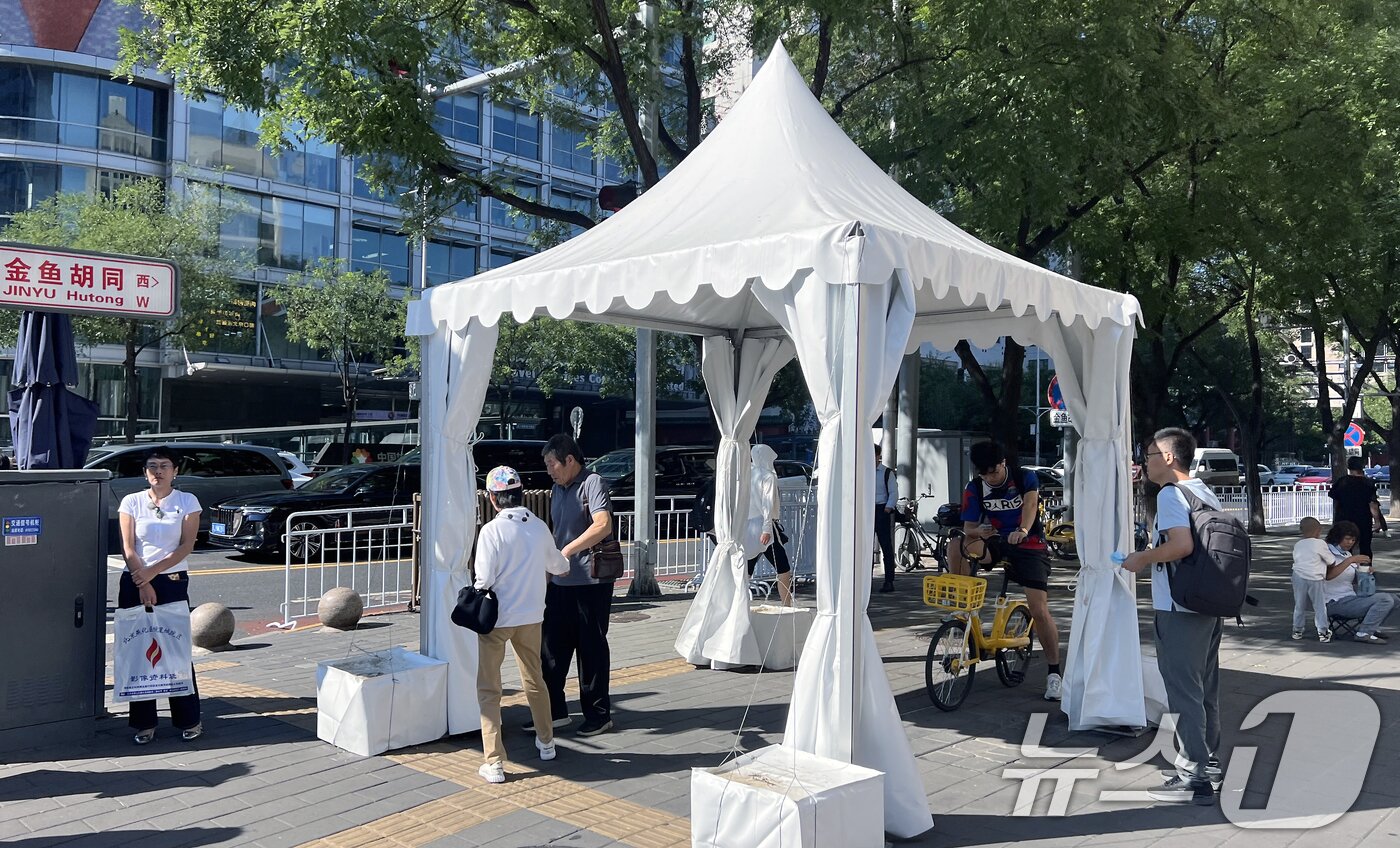 본문 이미지 - 중국의 항일전쟁 및 세계 반파시스트 전쟁&#40;제2차 세계대전&#41; 승리 80주년&#40;전승절&#41; 기념 열병식을 이틀 앞둔 1일 오전 중국 베이징 도심 곳곳에 간이 검문 천막이 설치되어 있다. 2025.9.1/뉴스1 ⓒ News1 박정호 기자