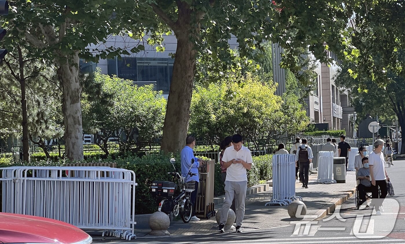 본문 이미지 - 중국의 항일전쟁 및 세계 반파시스트 전쟁&#40;제2차 세계대전&#41; 승리 80주년&#40;전승절&#41; 기념 열병식을 이틀 앞둔 1일 오전 중국 베이징 도심 곳곳에 안전 펜스가 설치되어 있다. 2025.9.1/뉴스1 ⓒ News1 박정호 기자