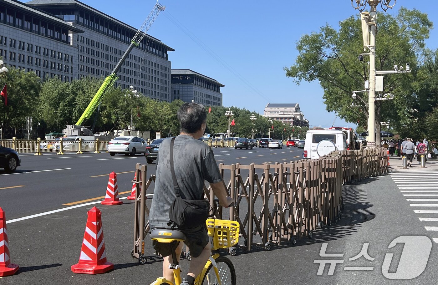 본문 이미지 - 중국의 항일전쟁 및 세계 반파시스트 전쟁&#40;제2차 세계대전&#41; 승리 80주년&#40;전승절&#41; 기념 열병식을 이틀 앞둔 1일 오전 중국 베이징 도심 곳곳에 안전 펜스가 설치되어 있다. 2025.9.1/뉴스1 ⓒ News1 박정호 기자