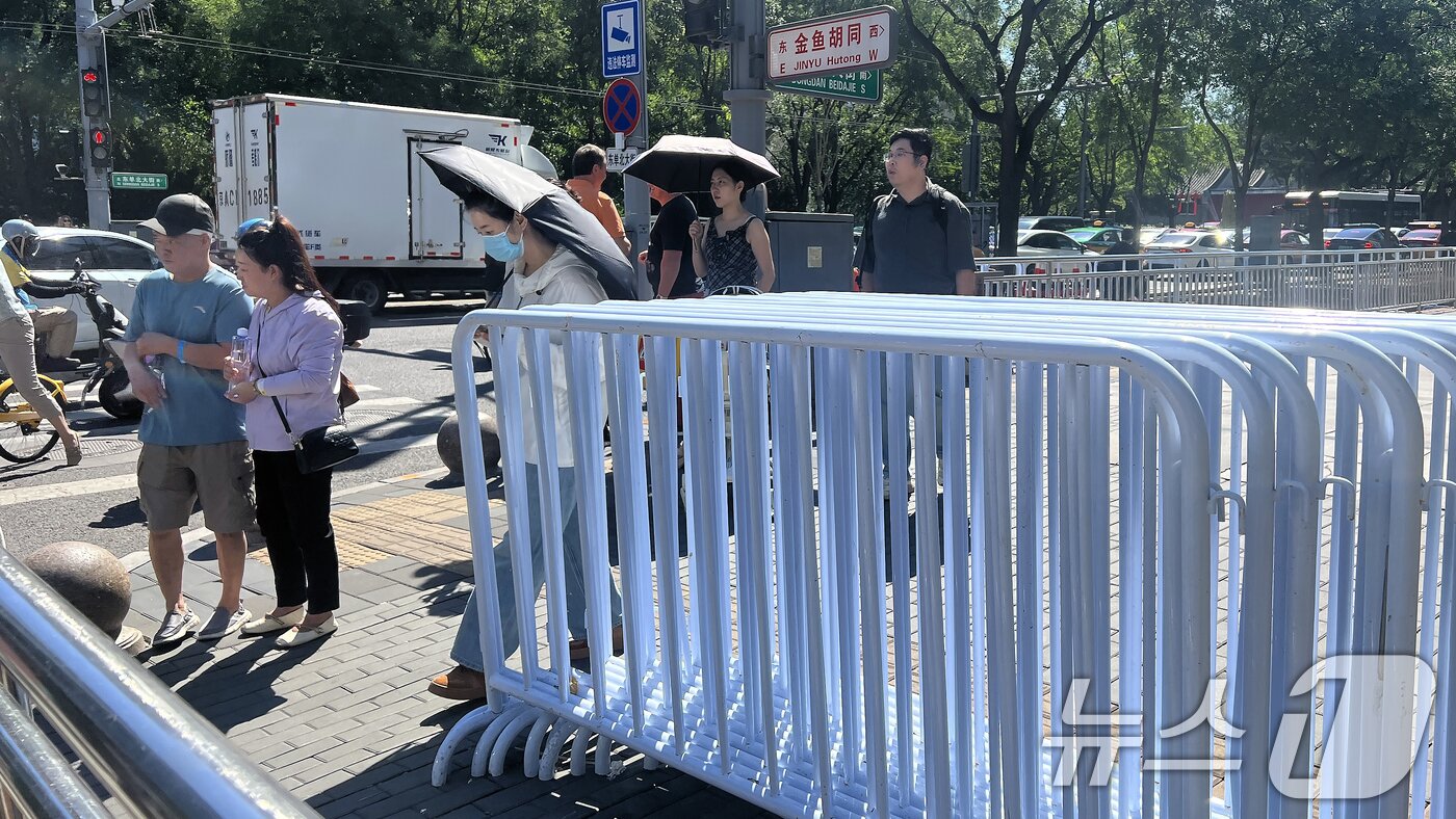 본문 이미지 - 중국의 항일전쟁 및 세계 반파시스트 전쟁&#40;제2차 세계대전&#41; 승리 80주년&#40;전승절&#41; 기념 열병식을 이틀 앞둔 1일 오전 중국 베이징 도심 곳곳에 안전 펜스가 설치되어 있다. 2025.9.1/뉴스1 ⓒ News1 박정호 기자