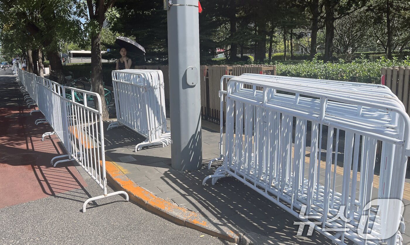 본문 이미지 - 중국의 항일전쟁 및 세계 반파시스트 전쟁&#40;제2차 세계대전&#41; 승리 80주년&#40;전승절&#41; 기념 열병식을 이틀 앞둔 1일 오전 중국 베이징 도심 곳곳에 안전 펜스가 설치되어 있다. 2025.9.1/뉴스1 ⓒ News1 박정호 기자