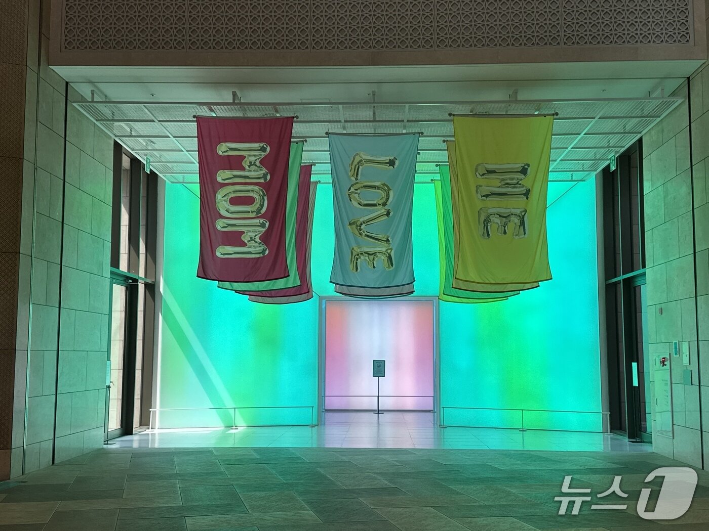 본문 이미지 - 파라다이스시티 곳곳에 설치된 조엘 메슬러의 깃발 형태의 설치작품 &#39;플래그&#39;&#40;Flag&#41;ⓒ News1 윤슬빈 기자