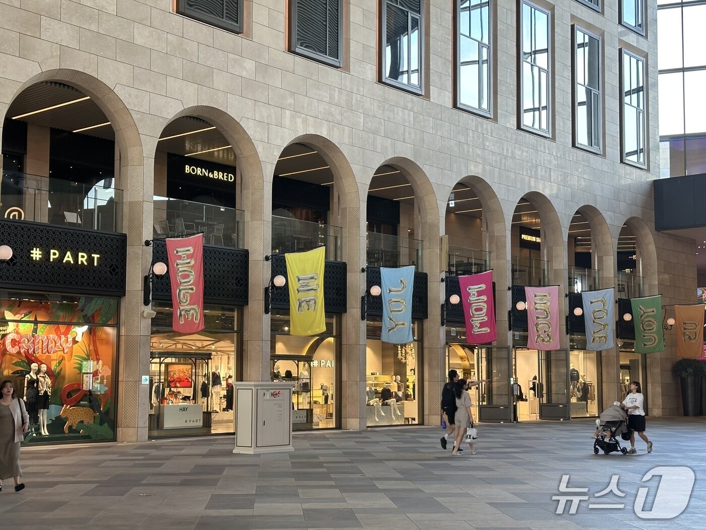 본문 이미지 - 파라다이스시티 곳곳에 설치된 조엘 메슬러의 깃발 형태의 설치작품 &#39;플래그&#39;&#40;Flag&#41;ⓒNews1 윤슬빈 기자