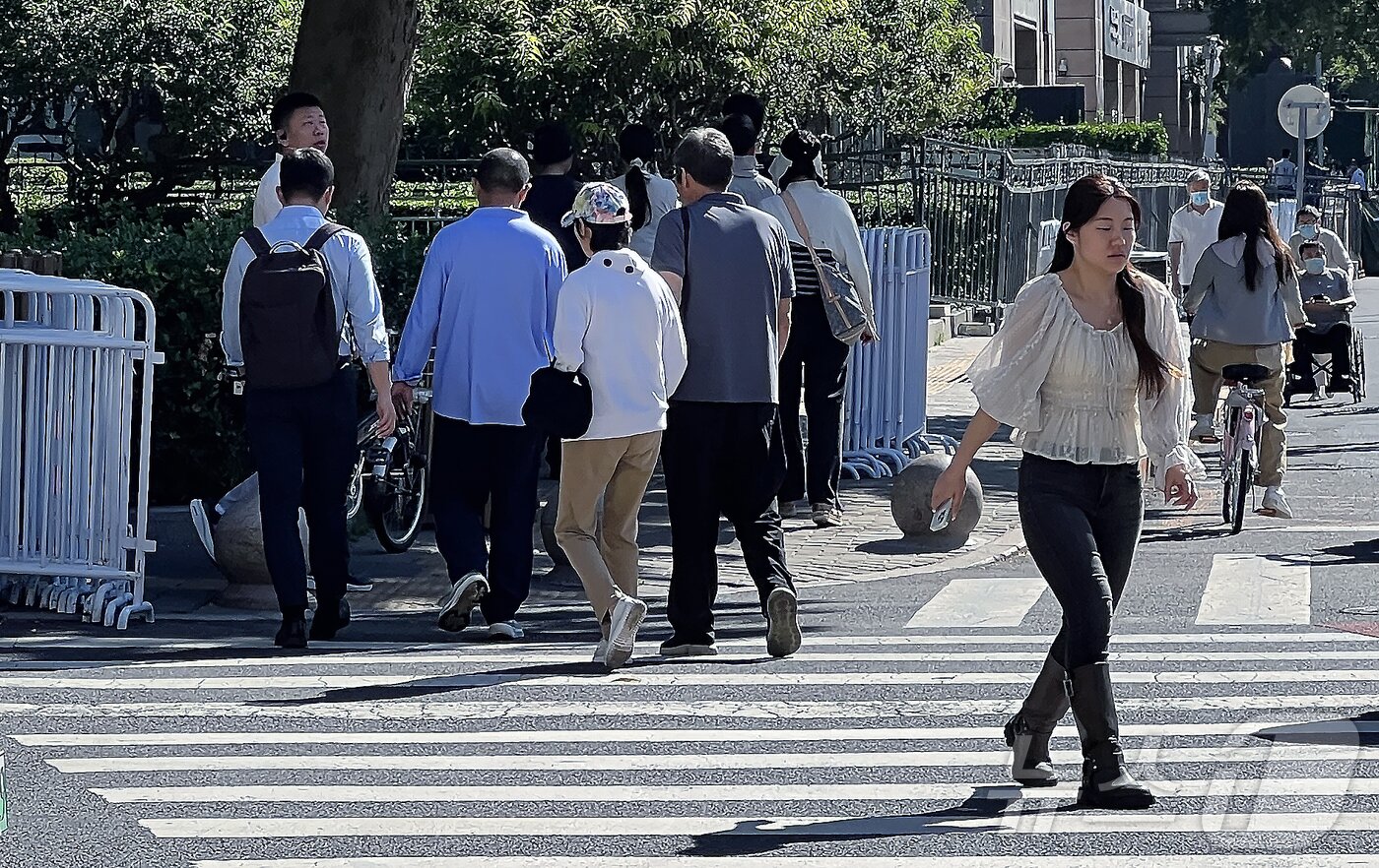 본문 이미지 - 중국의 항일전쟁 및 세계 반파시스트 전쟁&#40;제2차 세계대전&#41; 승리 80주년&#40;전승절&#41; 기념 열병식을 이틀 앞둔 1일 오전 중국 베이징 도심 곳곳에 안전 펜스가 설치되어 있다. 2025.9.1/뉴스1 ⓒ News1 박정호 기자
