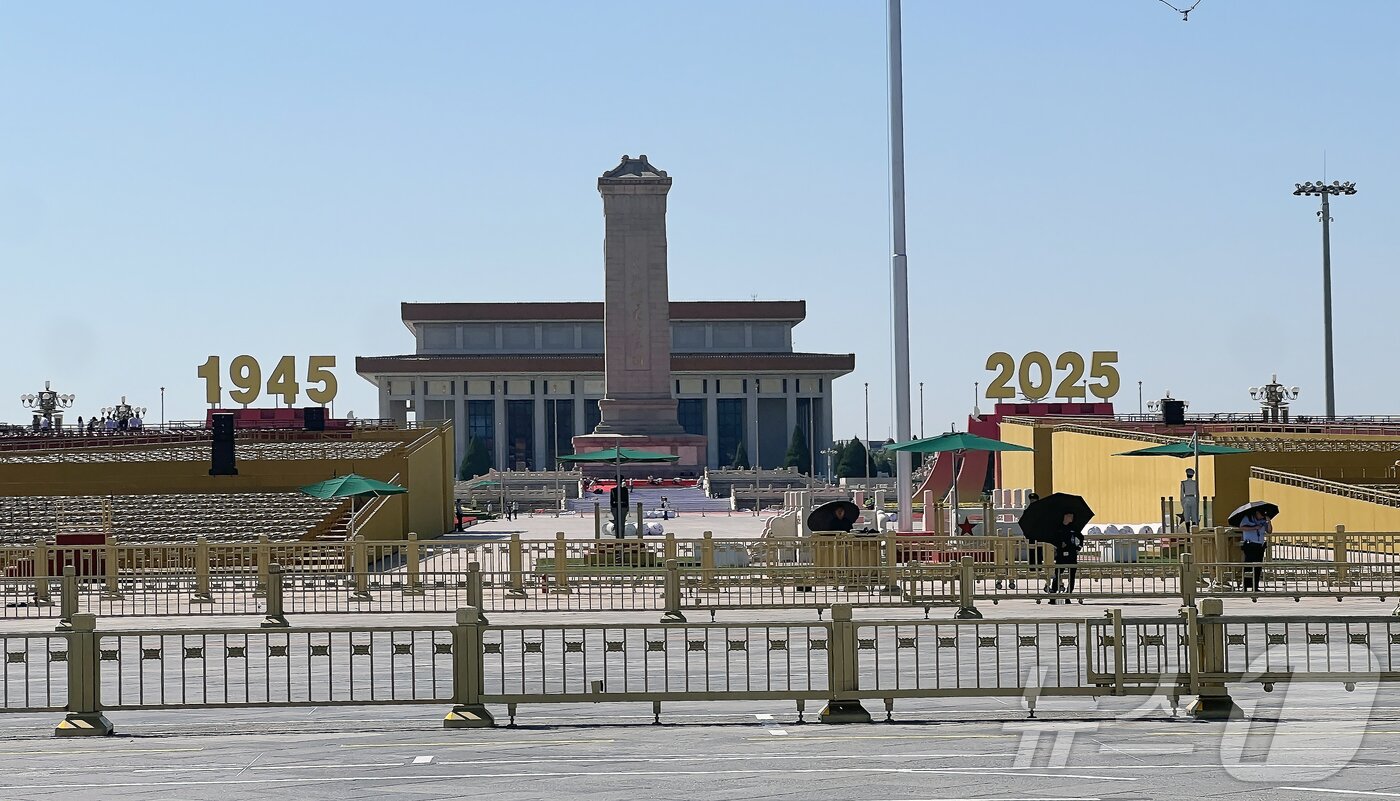 본문 이미지 - 중국의 항일전쟁 및 세계 반파시스트 전쟁&#40;제2차 세계대전&#41; 승리 80주년&#40;전승절&#41; 기념 열병식을 이틀 앞둔 1일 중국 베이징 천안문 맞은편에 많은 좌석과 함께 1945, 2025 조형물이 설치되어 있다. 2025.9.1/뉴스1 ⓒ News1 박정호 기자