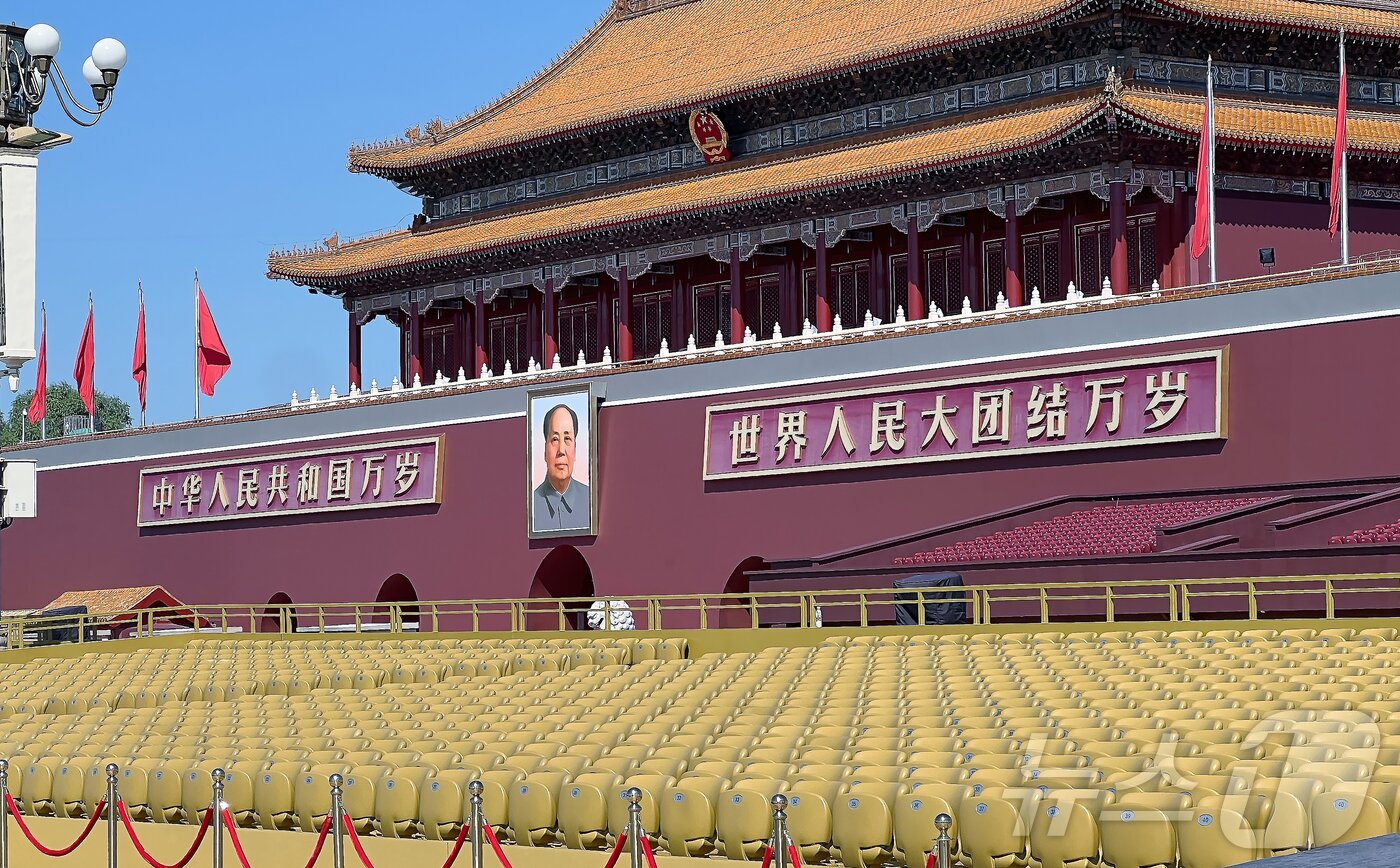 본문 이미지 - 중국의 항일전쟁 및 세계 반파시스트 전쟁&#40;제2차 세계대전&#41; 승리 80주년&#40;전승절&#41; 기념 열병식을 이틀 앞둔 1일 중국 베이징 천안문 광장에 수 많은 좌석이 준비되어 있다. 2025.9.1/뉴스1 ⓒ News1 박정호 기자