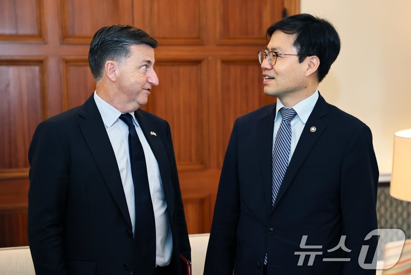(서울=뉴스1) = 여한구 산업통상자원부 통상교섭본부장이 1일 서울 중구 영국대사관 관저에서 더글라스 알렉산더 영국 기업통상부 통상 담당장관과 면담을 나누고 있다. (산업통상자원부 …