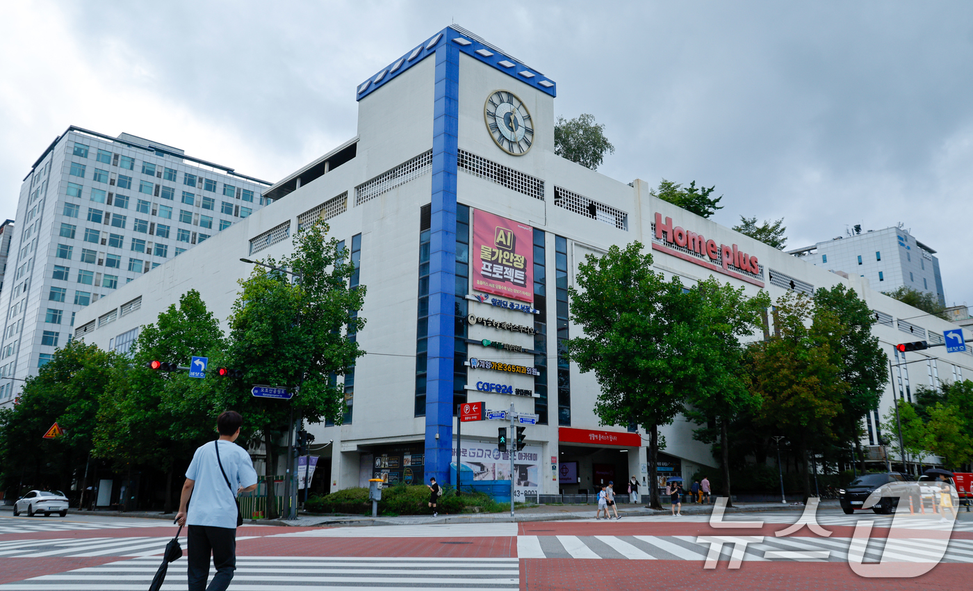 (인천=뉴스1) 안은나 기자 = 기업회생 절차를 밟고 있는 홈플러스가 수원 원천·대구 동촌·부산 장림·울산 북구·인천 계산점 등 5곳을 시작으로 오는 11월부터 내년 5월까지 15 …