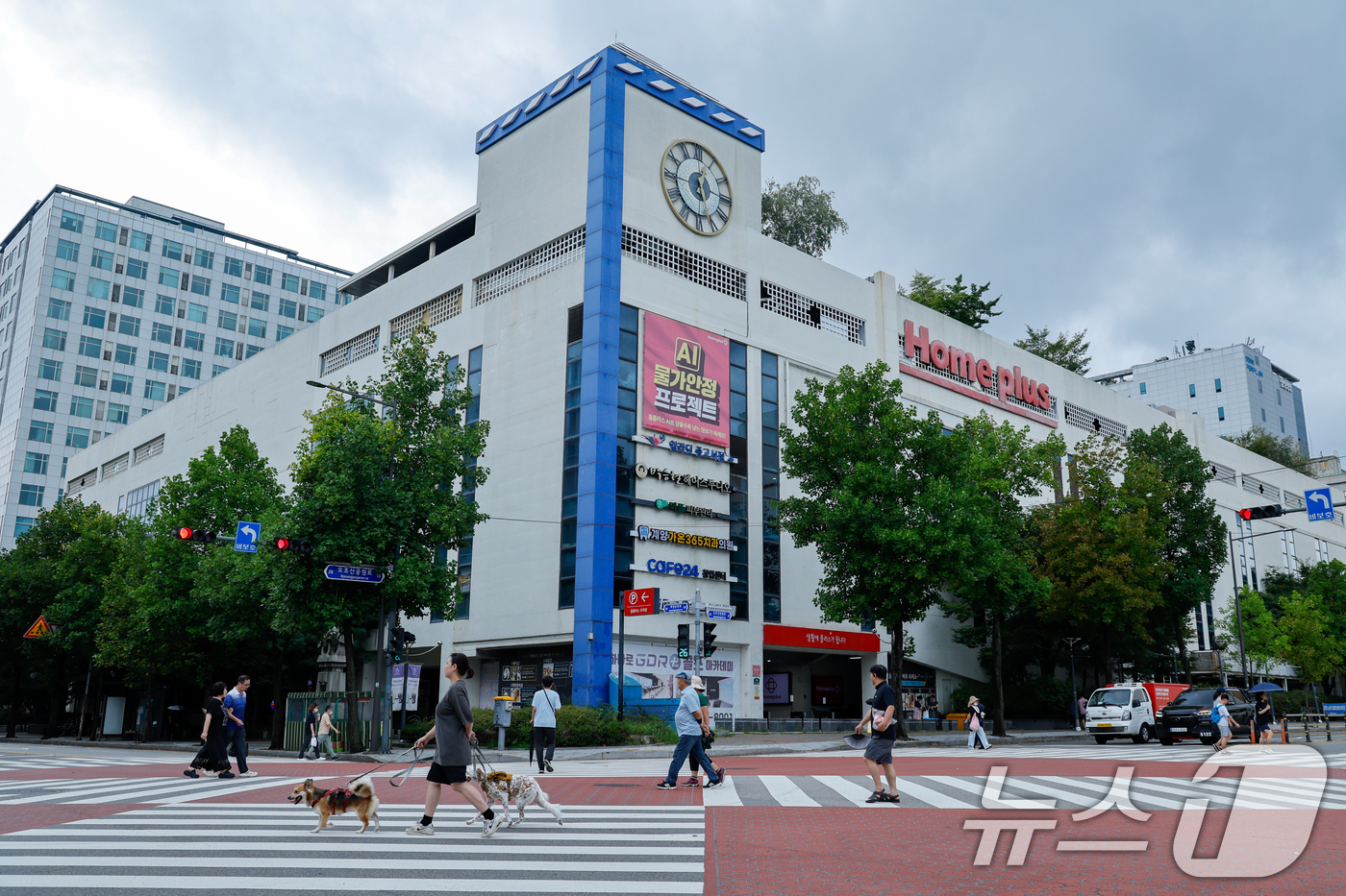 (인천=뉴스1) 안은나 기자 = 기업회생 절차를 밟고 있는 홈플러스가 수원 원천·대구 동촌·부산 장림·울산 북구·인천 계산점 등 5곳을 시작으로 오는 11월부터 내년 5월까지 15 …