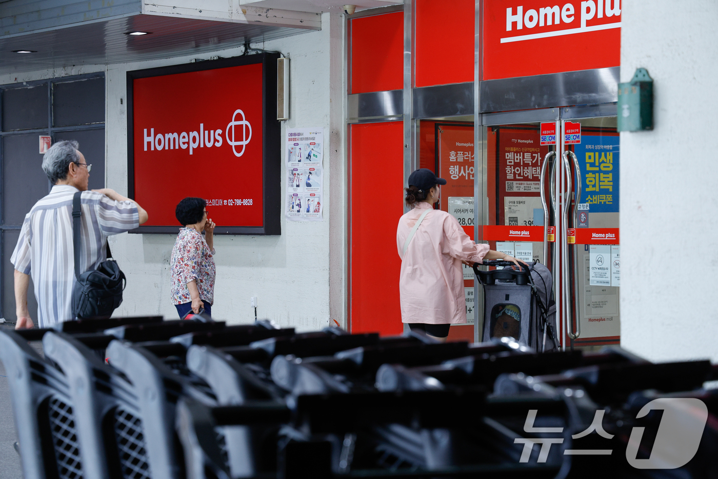 (인천=뉴스1) 안은나 기자 = 기업회생 절차를 밟고 있는 홈플러스가 수원 원천·대구 동촌·부산 장림·울산 북구·인천 계산점 등 5곳을 시작으로 오는 11월부터 내년 5월까지 15 …
