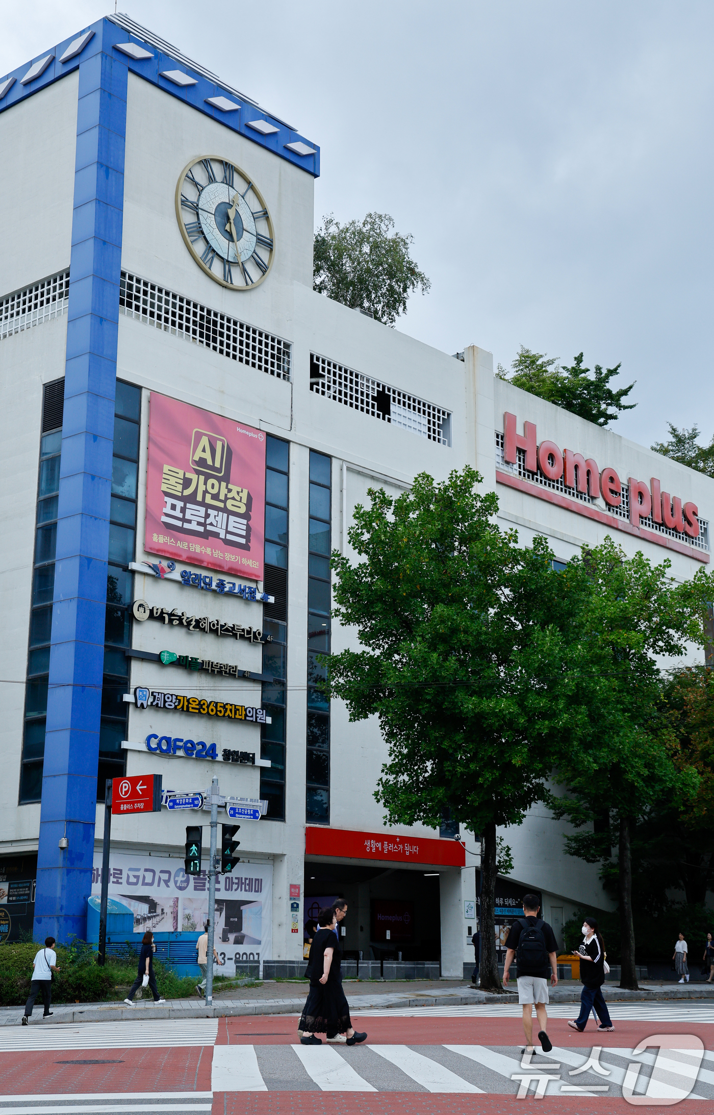 (인천=뉴스1) 안은나 기자 = 기업회생 절차를 밟고 있는 홈플러스가 수원 원천·대구 동촌·부산 장림·울산 북구·인천 계산점 등 5곳을 시작으로 오는 11월부터 내년 5월까지 15 …