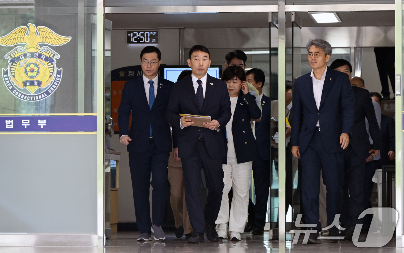 (의왕=뉴스1) 국회사진기자단 = 김용민 국회 법제사법위원회 더불어민주당 간사를 비롯해 여당 의원들이 1일 경기도 의왕시 서울구치소에서 열린 현장검증을 마치고 구치소 청사를 나서고 …