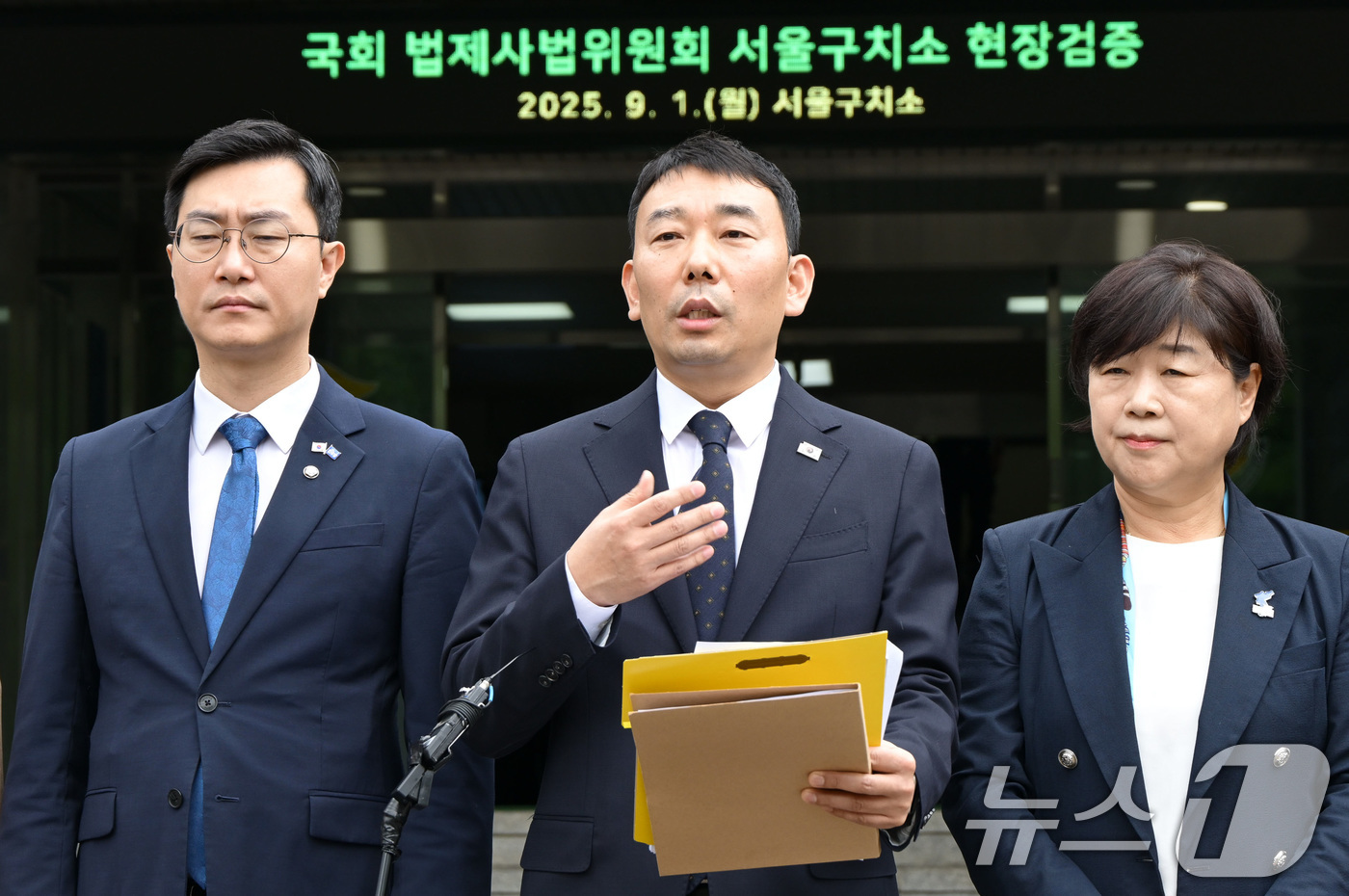 (의왕=뉴스1) 국회사진기자단 = 김용민 국회 법제사법위원회 더불어민주당 간사가 1일 경기도 의왕시 서울구치소에서 열린 현장검증을 마치고 브리핑을 하고 있다. 이날 법사위는 윤석열 …