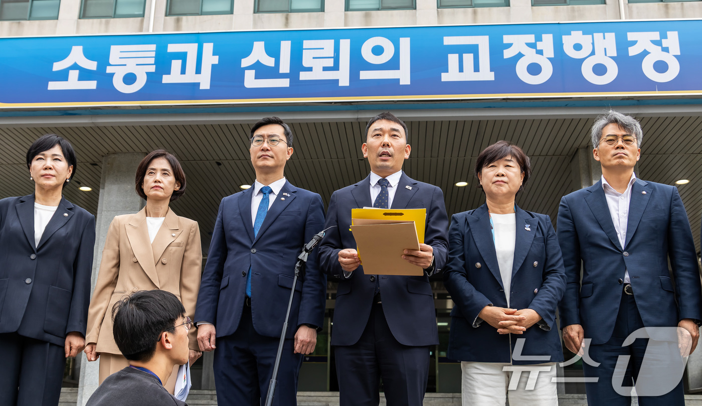 (의왕=뉴스1) 국회사진기자단 = 김용민 국회 법제사법위원회 더불어민주당 간사가 1일 경기도 의왕시 서울구치소에서 열린 현장검증을 마치고 브리핑을 하고 있다. 이날 법사위는 윤석열 …