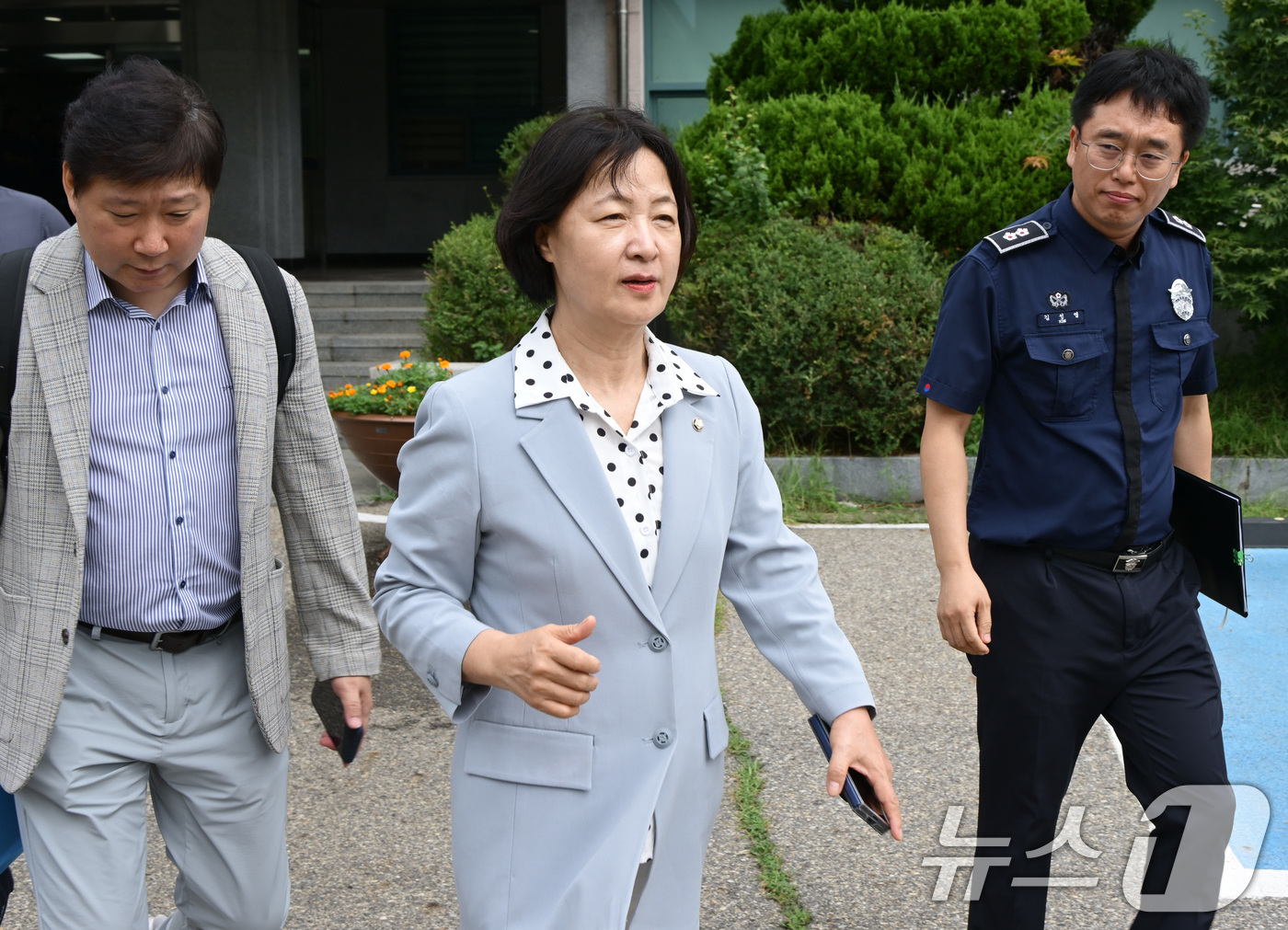 (의왕=뉴스1) 국회사진기자단 = 추미애 국회 법제사법위원회 위원장이 1일 경기도 의왕시 서울구치소에서 열린 현장검증을 마치고 구치소 청사를 나서고 있다. 이날 법사위는 윤석열 전 …