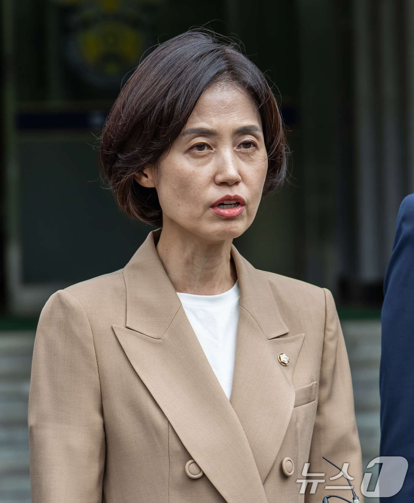 (의왕=뉴스1) 국회사진기자단 = 박은정 국회 법제사법위원회 조국혁신당 의원이 1일 경기도 의왕시 서울구치소에서 열린 현장검증을 마치고 브리핑을 하고 있다. 이날 법사위는 윤석열 …