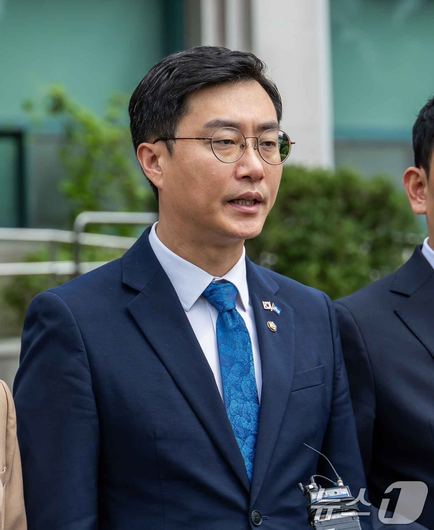 (의왕=뉴스1) 국회사진기자단 = 장경태 국회 법제사법위원회 더불어민주당 의원이 1일 경기도 의왕시 서울구치소에서 열린 현장검증을 마치고 브리핑을 하고 있다. 이날 법사위는 윤석열 …