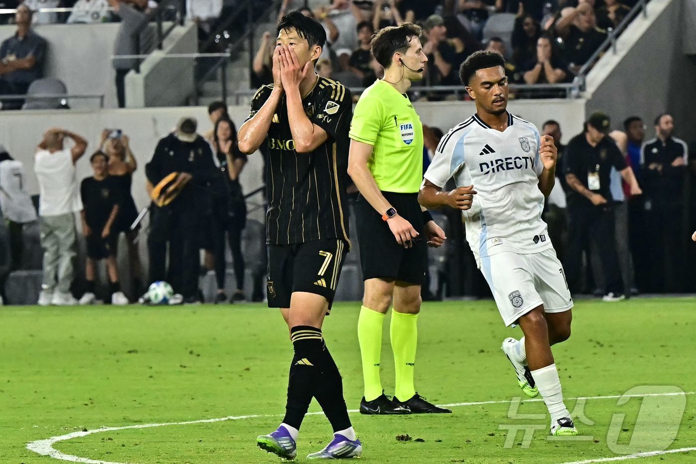 본문 이미지 - 아쉬워하는 손흥민 ⓒ AFP=뉴스1