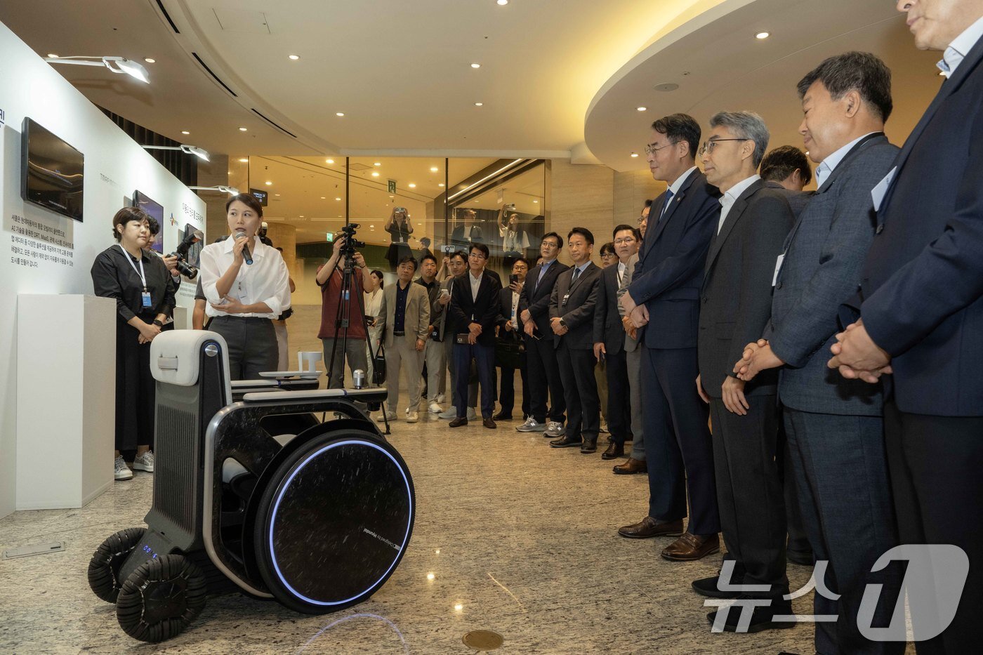 본문 이미지 - 현대자동차·기아는 서울 광진구 워커힐 서울 그랜드홀에서 미래 모빌리티 생태계 구축을 위한 NUMA&#40;Next Urban Mobility Alliance&#41;의 출범식을 개최했다고 1일 밝혔다. 강희업 국토교통부 2차관과 송창현 현대차·기아AVP본부 사장 등 참석자들이 현대차·기아의 나노모빌리티를 관람하고 있다. &#40;현대차·기아 제공. 재판매 및 DB 금지&#41; 2025.9.1/뉴스1