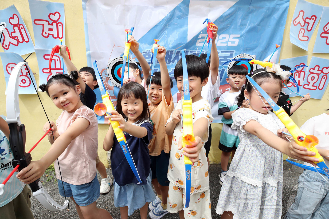 (광주=뉴스1) 박지현 기자 = 1일 광주 북구청어린이집에서 나흘 앞으로 다가온 2025 세계양궁선수권대회 성공 개최를 기원하는 미니 활쏘기 대회에서 아이들이 과녁을 향해 활 시위 …