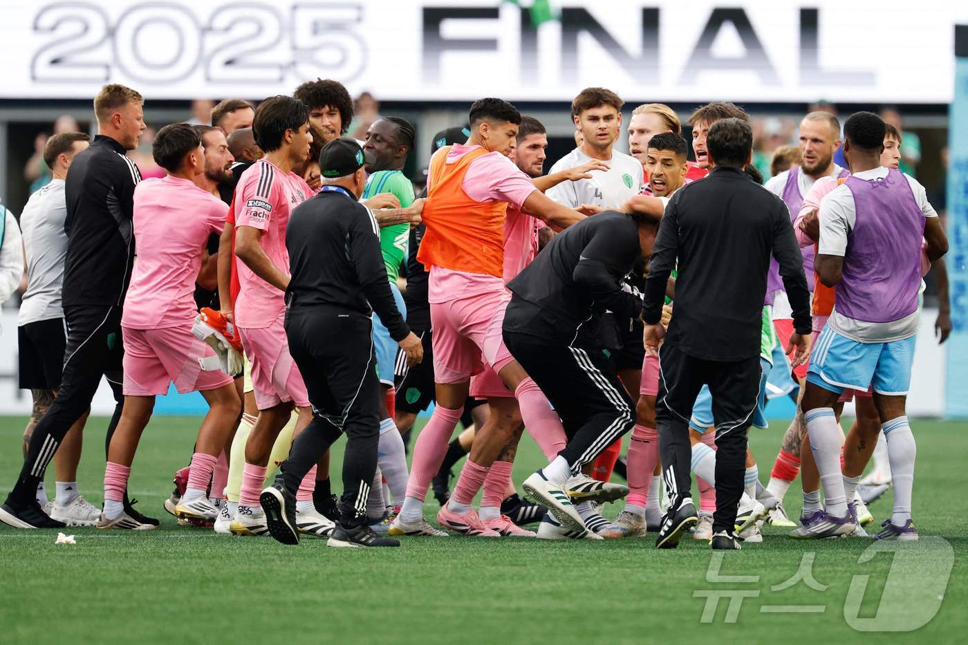 본문 이미지 - 리그스컵 결승전에서 충돌한 인터 마이애미와 시애틀 사운더스 선수단. ⓒ AFP=뉴스1