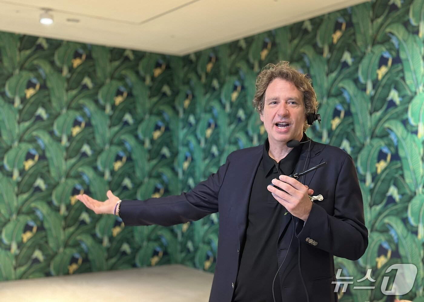 본문 이미지 - 조엘 메슬러 작가가 1일 오전 인천 영종도 파라다이스시티 아트스페이스에서 열린 국내 첫 개인전 &#39;파라다이스 파운드&#39;&#40;Paradise Found&#41; 기자간담회에서 작품을 설명하고 있다.ⓒ News1 윤슬빈 기자