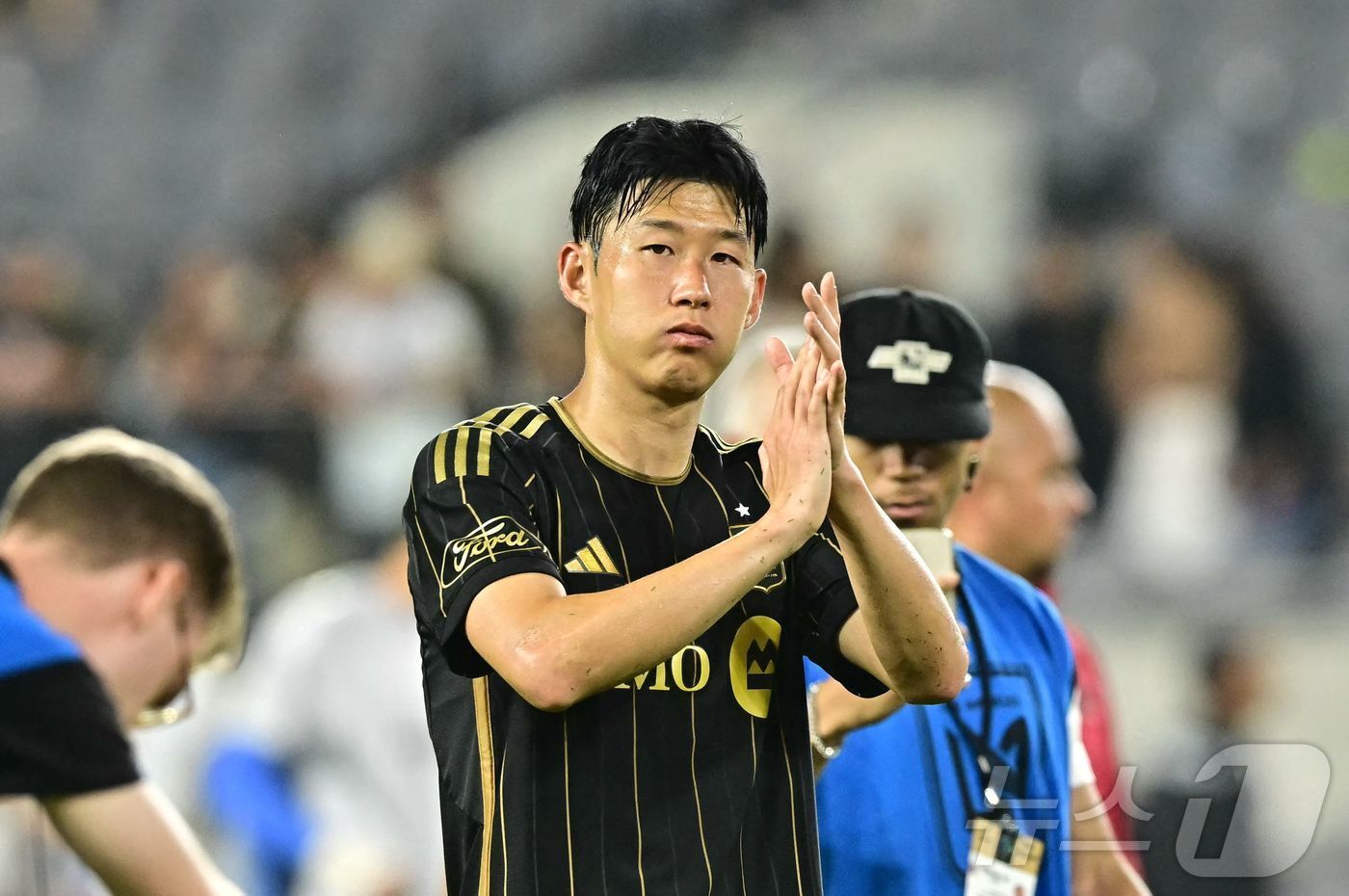 본문 이미지 - 팬들에게 인사하는 손흥민ⓒ AFP=뉴스1