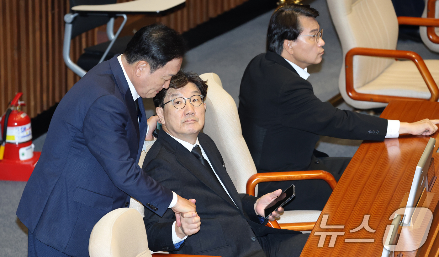 (서울=뉴스1) 이승배 기자 = 1일 오후 서울 여의도 국회에서 열린 제429회 국회(정기회) 개회식에 참석한 권성동 국민의힘 의원이 다른 의원들과 인사를 나누고 있다. 2025. …