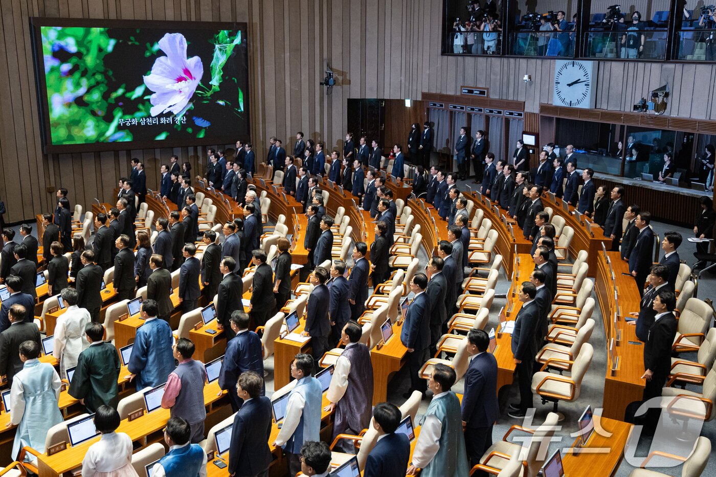 본문 이미지 - 여야 국회의원들이 1일 서울 여의도 국회에서 열린 제429회 국회&#40;정기회&#41; 개회식에서 애국가를 제창하고 있다. 2025.9.1/뉴스1 ⓒ News1 유승관 기자