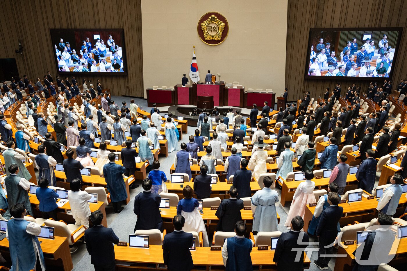 본문 이미지 - 우원식 국회의장과 여야 국회의원, 국무위원들이 1일 서울 여의도 국회에서 열린 제429회 국회&#40;정기회&#41; 개회식에서 국민의례를 하고 있다. 2025.9.1/뉴스1 ⓒ News1 유승관 기자