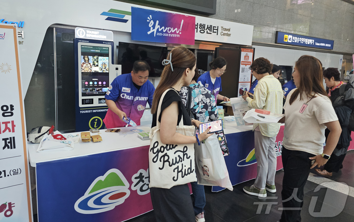 (청양=뉴스1) 이동원 기자 = 청양군(군수 김돈곤)이 1일 고향사랑기부제 활성화와 지정기부사업 모금을 독려하기 위해 청양지원청을 직접 찾아가 홍보부스를 운영했다.이번 홍보에서 청 …