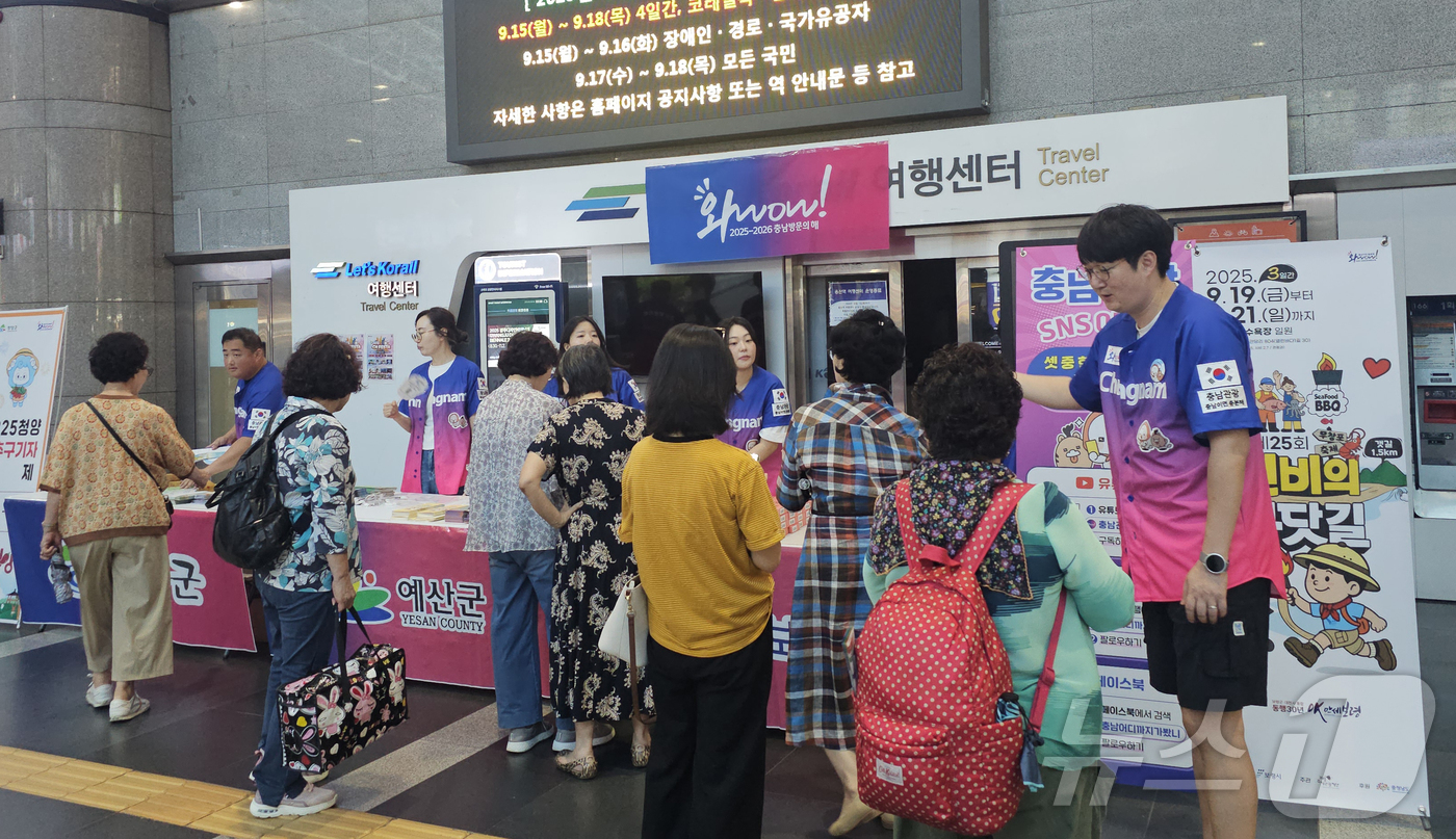 (청양=뉴스1) 이동원 기자 = 청양군(군수 김돈곤)이 1일 고향사랑기부제 활성화와 지정기부사업 모금을 독려하기 위해 청양지원청을 직접 찾아가 홍보부스를 운영했다.이번 홍보에서 청 …