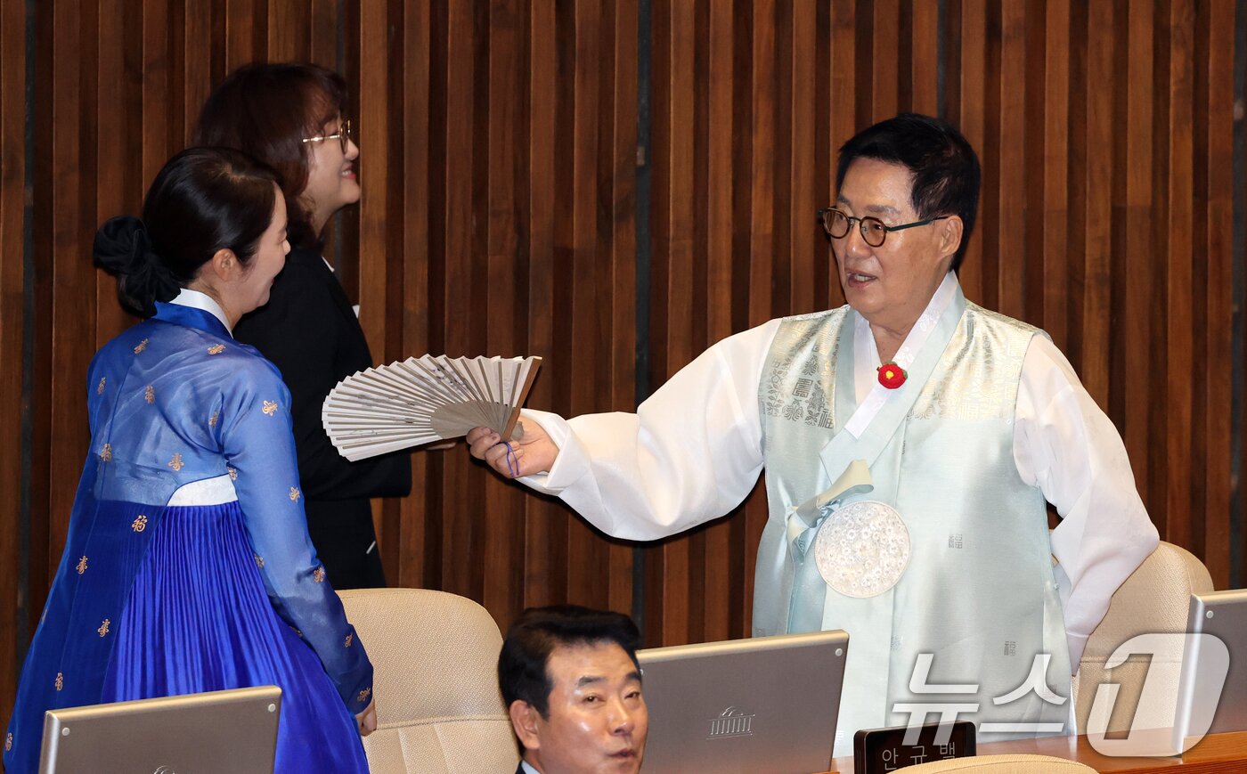 본문 이미지 - 박지원 더불어민주당 의원이 1일 오후 서울 여의도 국회에서 열린 제429회 국회&#40;정기회&#41; 개회식에서 강선우 의원과 대화하고 있다. 2025.9.1/뉴스1 ⓒ News1 이승배 기자