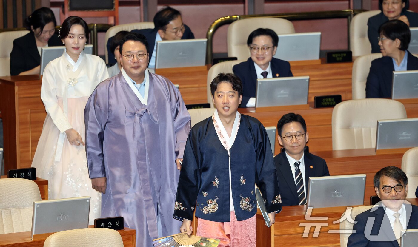 본문 이미지 - 이준석 개혁신당 대표가 1일 오후 서울 여의도 국회에서 열린 제429회 국회&#40;정기회&#41; 개회식에 참석하고 있다. 2025.9.1/뉴스1 ⓒ News1 이승배 기자