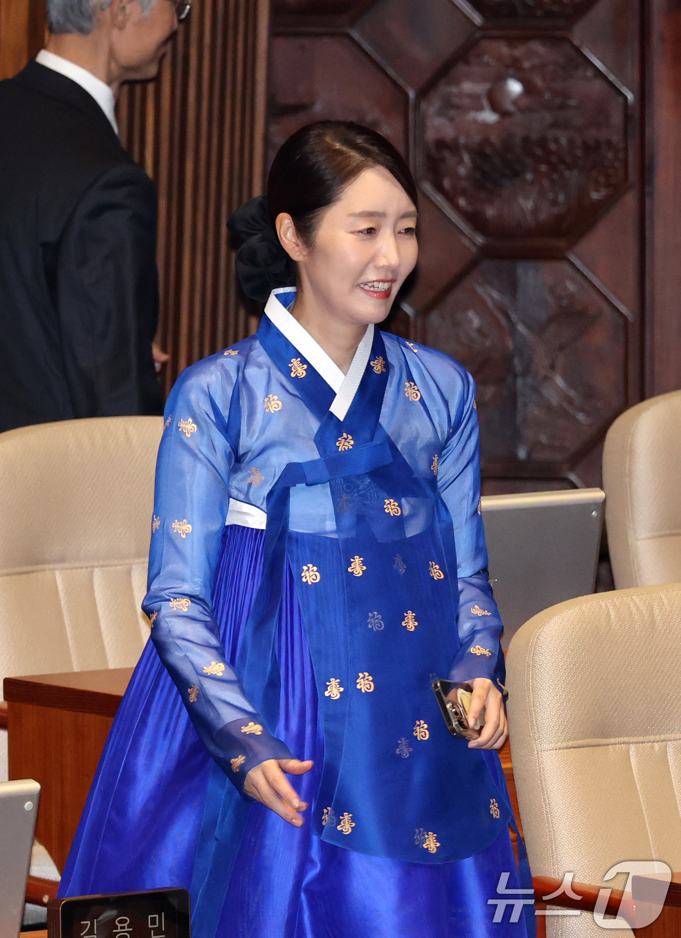 (서울=뉴스1) 이승배 기자 = 강선우 더불어민주당 의원이 1일 오후 서울 여의도 국회에서 열린 제429회 국회(정기회) 개회식에서 한복을 입고 발걸음을 옮기고 있다. 2025.9 …