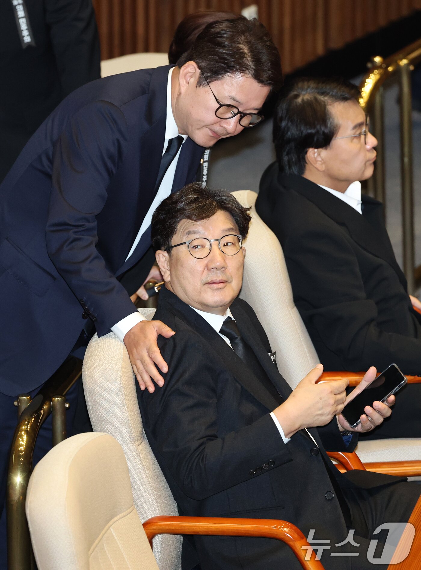 본문 이미지 - 권성동 국민의힘 의원이 1일 오후 서울 여의도 국회에서 열린 제429회 국회&#40;정기회&#41; 개회식에서 신동욱 의원과 대화하고 있다. 2025.9.1/뉴스1 ⓒ News1 이승배 기자