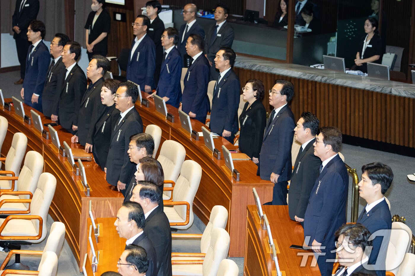 본문 이미지 - 장동혁 국민의힘 대표, 송언석 원내대표를 비롯한 야당 의원들이 1일 서울 여의도 국회에서 열린 제429회 국회&#40;정기회&#41; 개회식에서 상복을 입고 애국가를 제창하고 있다. 2025.9.1/뉴스1 ⓒ News1 유승관 기자