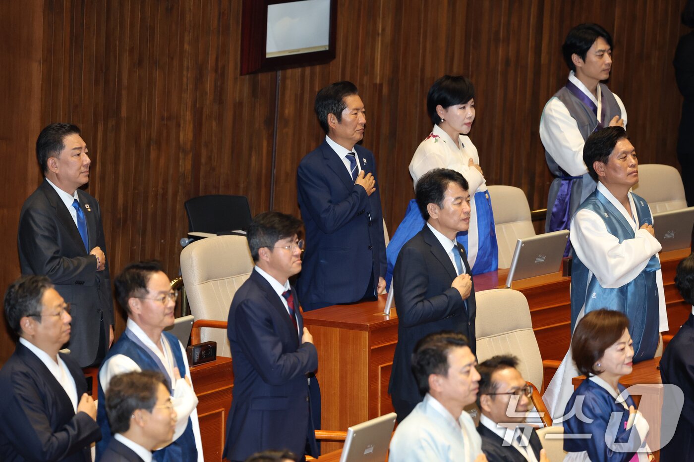 본문 이미지 - 1일 오후 서울 여의도 국회에서 열린 제429회 국회&#40;정기회&#41; 개회식에서 정청래 더불어민주당 대표를 비롯한 의원들이 국민의례하고 있다. 2025.9.1/뉴스1 ⓒ News1 이승배 기자