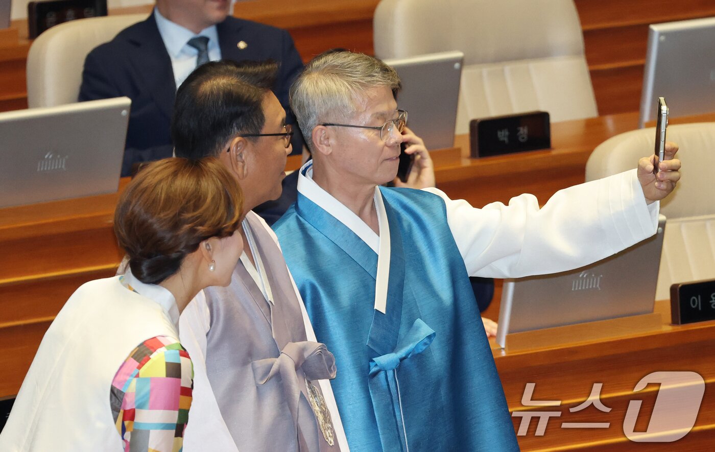 본문 이미지 - 민형배 더불어민주당 의원이 1일 오후 서울 여의도 국회에서 열린 제429회 국회&#40;정기회&#41; 개회식에서 의원들과 기념사진을 찍고 있다. 2025.9.1/뉴스1 ⓒ News1 이승배 기자