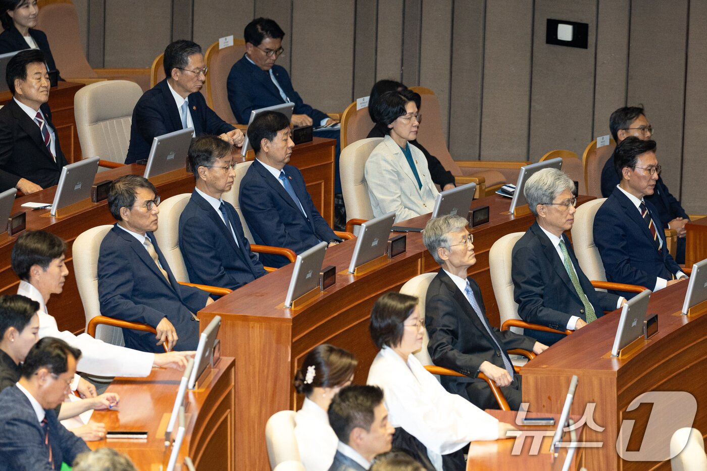 본문 이미지 - 김민석 국무총리&#40;앞줄 오른쪽부터&#41;, 김상환 헌법재판소장, 조희대 대법원장을 비롯한 국무위원들이 1일 서울 여의도 국회에서 열린 제429회 국회&#40;정기회&#41; 개회식에서 우원식 국회의장의 개회사를 경청하고 있다. 2025.9.1/뉴스1 ⓒ News1 유승관 기자