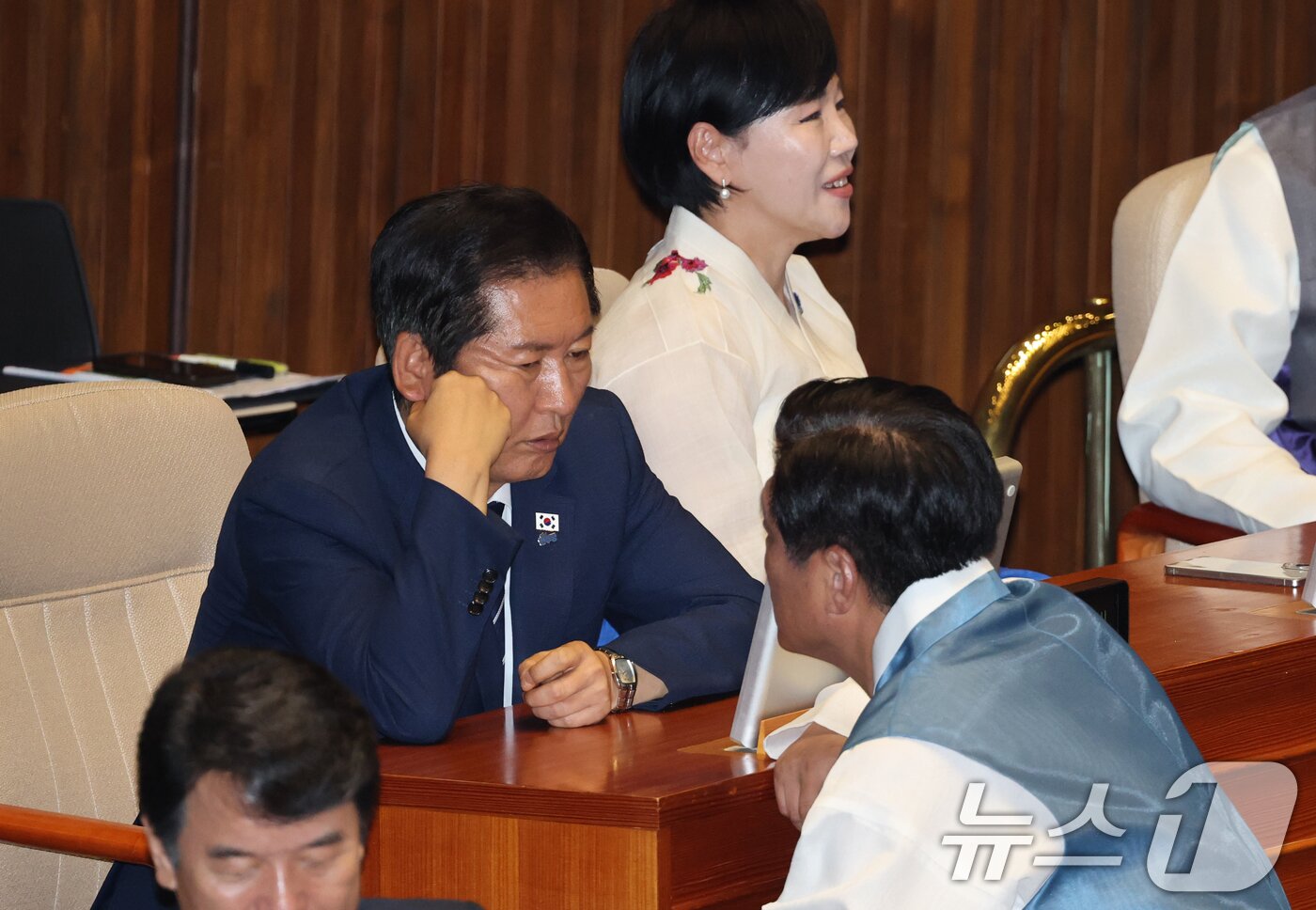 본문 이미지 - 정청래 더불어민주당 대표가 1일 오후 서울 여의도 국회에서 열린 제429회 국회&#40;정기회&#41; 개회식에서 의원들과 대화하고 있다. 2025.9.1/뉴스1 ⓒ News1 이승배 기자