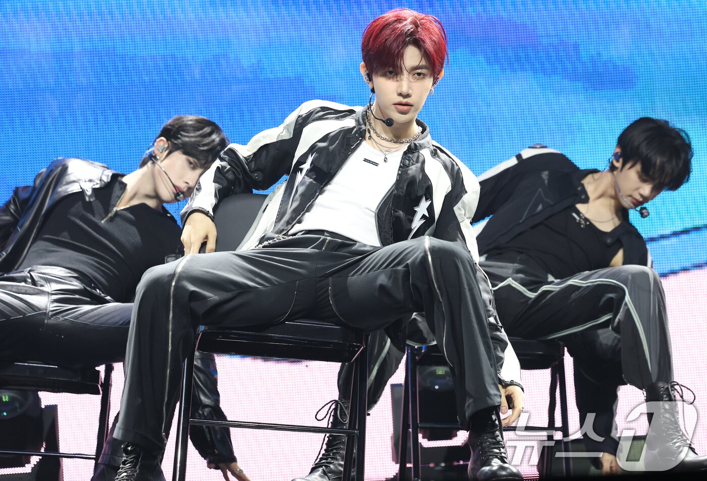 본문 이미지 - 제로베이스원(ZEROBASEONE) 장하오(가운데)가 1일 오후 서울 용산구 블루스퀘어 SOL트래블홀에서 가진 정규 1집 ‘NEVER SAY NEVER(네버 세이 네버)’ 발매 기념 쇼케이스에 참석해 신곡을 선보이고 있다. 2025.9.1/뉴스1 ⓒ News1 권현진 기자