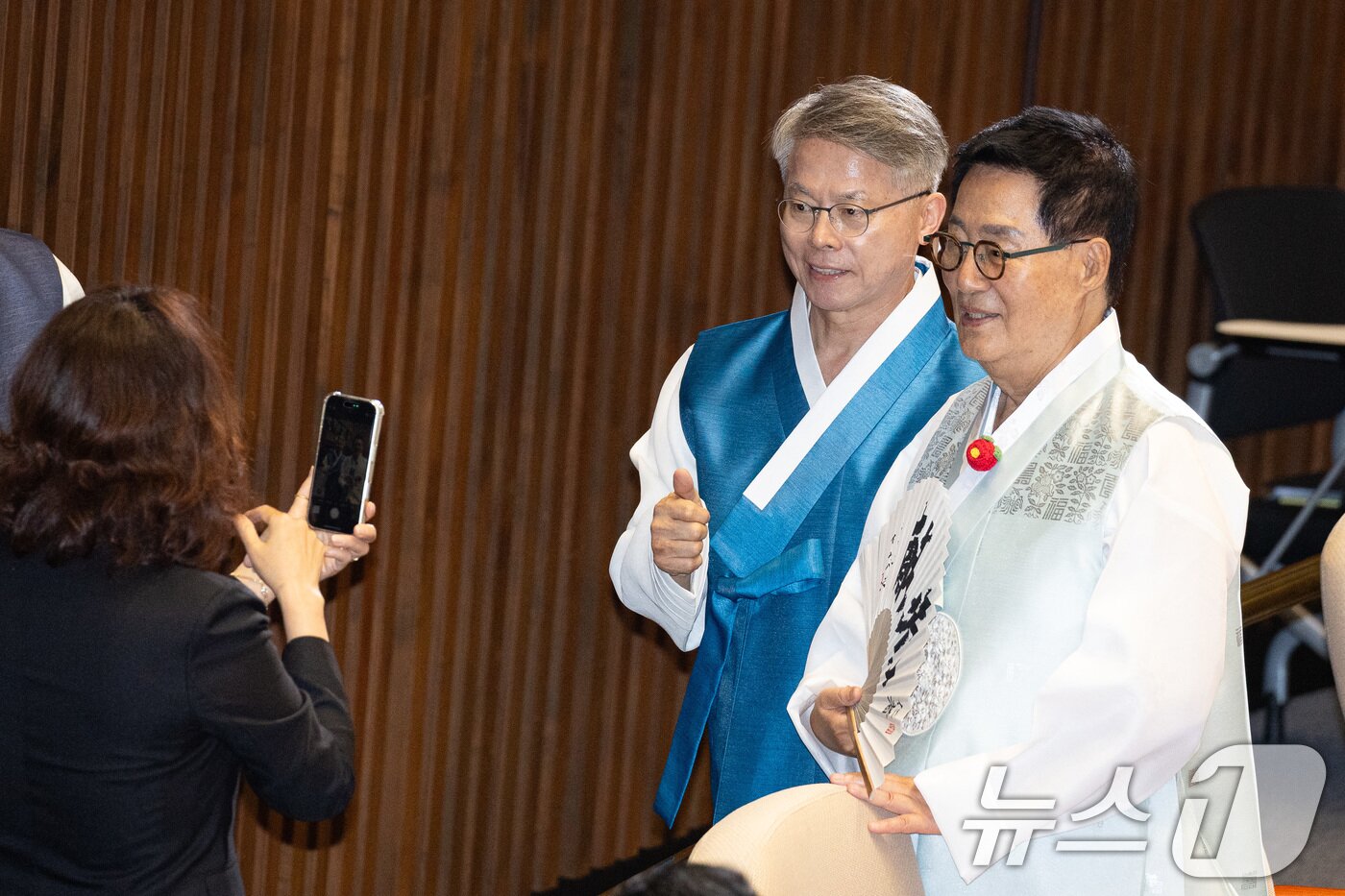 본문 이미지 - 더불어민주당 박지원&#40;오른쪽&#41;, 민형배 의원이 1일 서울 여의도 국회에서 열린 제429회 국회&#40;정기회&#41; 개회식에 앞서 한복을 입고 기념 촬영을 하고 있다. 2025.9.1/뉴스1 ⓒ News1 유승관 기자