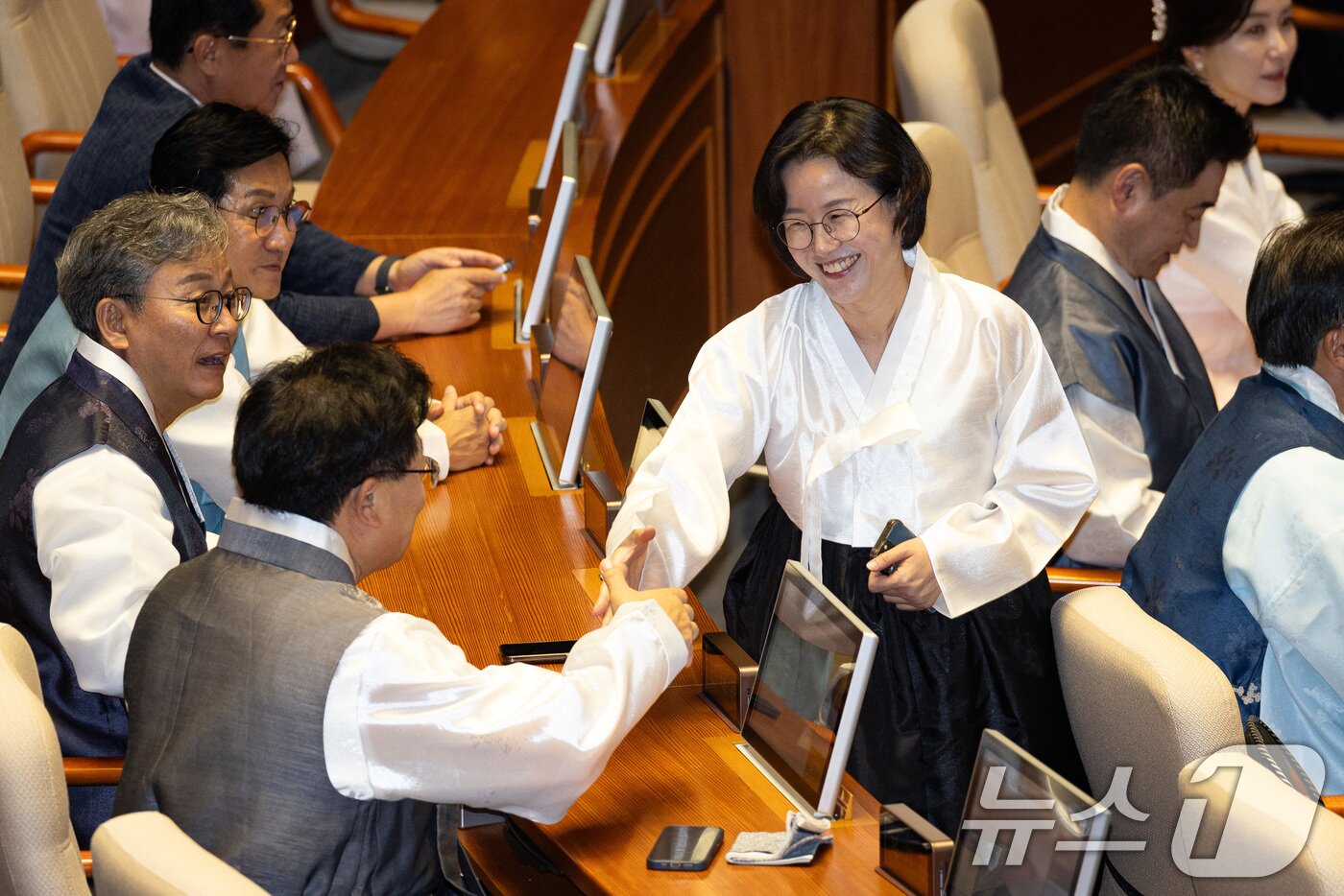 본문 이미지 - 정혜경 진보당 의원이 1일 서울 여의도 국회에서 열린 제429회 국회&#40;정기회&#41; 개회식에 앞서 한복을 입고 의원들과 인사하고 있다. 2025.9.1/뉴스1 ⓒ News1 유승관 기자