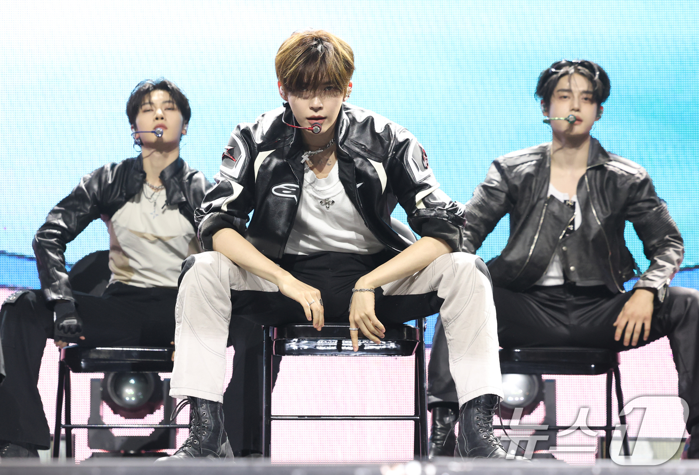 (서울=뉴스1) 권현진 기자 = 제로베이스원(ZEROBASEONE) 석매튜(왼쪽부터)와 성한빈, 김지웅이 1일 오후 서울 용산구 블루스퀘어 SOL트래블홀에서 가진 정규 1집 ‘NE …