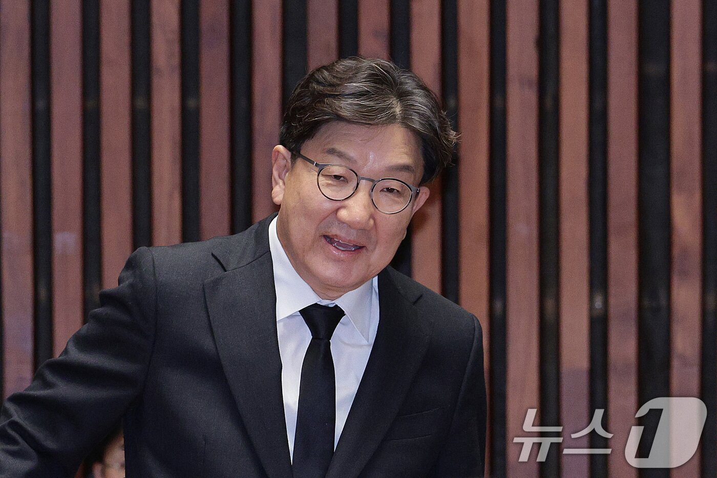 본문 이미지 - 권성동 국민의힘 의원이 1일 오후 서울 여의도 국회에서 열린 의원총회에 참석하고 있다. 2025.9.1/뉴스1 ⓒ News1 신웅수 기자