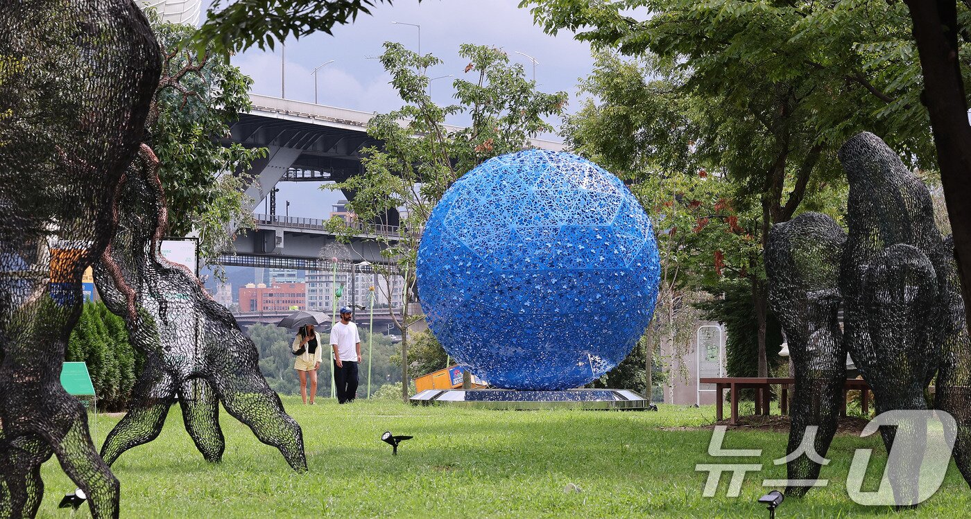 본문 이미지 - 1일 서울 광진구 뚝섬한강공원에서 열린 제2회 서울조각페스티벌을 찾은 관람객들이 전시된 조각을 살펴보고 있다. 2025.9.1/뉴스1 ⓒ News1 박지혜 기자