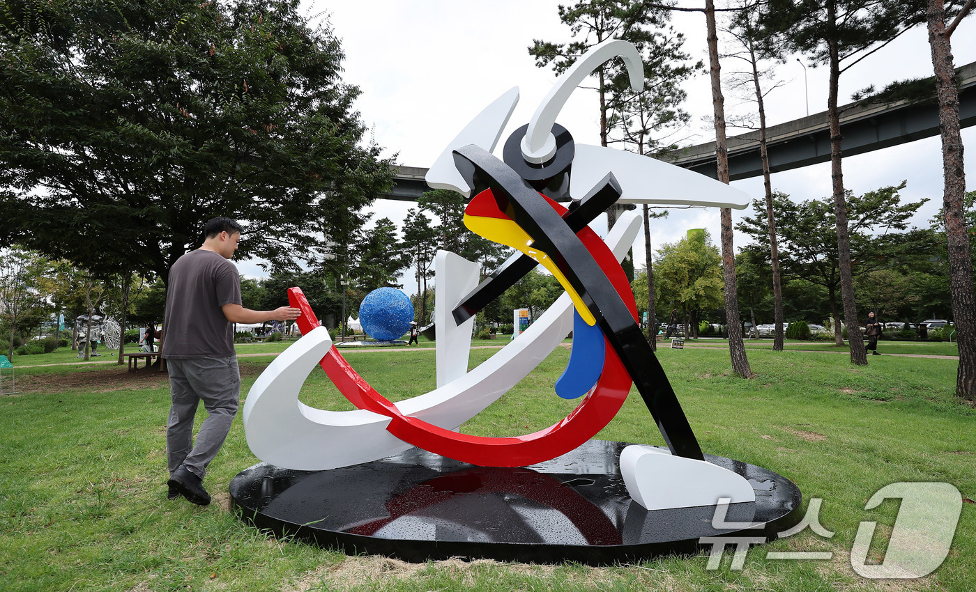 (서울=뉴스1) 박지혜 기자 = 1일 서울 광진구 뚝섬한강공원에서 열린 제2회 서울조각페스티벌을 찾은 시민들이 전시된 조각을 살펴보고 있다.서울시는 오는 11월 30일까지 '제2회 …